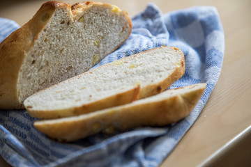 Kartoffel-Zweibel-Brot Aufbewahrung im Tuch in Küche