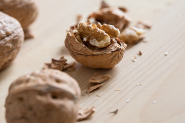 Geknackte Walnüsse und Walnusskerne auf Holz Küche Arbeitsfläche