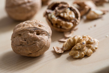 Geknackte Walnüsse und Walnusskerne auf Holz Küche Arbeitsfläche