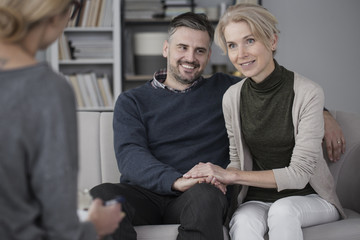 Fototapeta premium Happy couple with psychologist