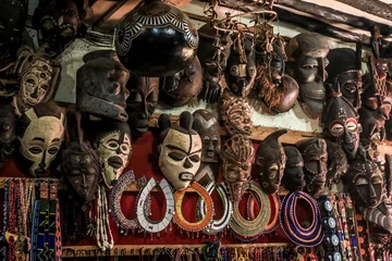 Store enrouleur Zanzibar Masques africains sur le marché de Stone Town, Zanzibar, Tanzanie