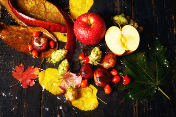 Naklejka premium Still life with red Apple on a wooden table