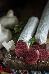 Salami auf Holzbrett
