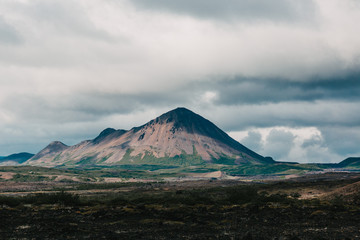 Fototapeta premium majestatyczne góry wulkaniczne i pochmurne niebo, Islandia