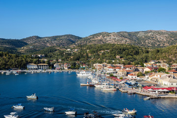 Naklejka premium Sivota, Grecja, 9 września 2017 r. Panorama centrum miasta Sivota w Grecji