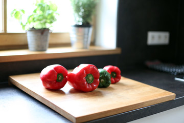 rote Paprika auf dem Küchenbrett