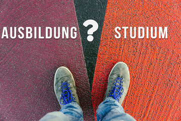 Vor einer wichtigen Entscheidung stehen über Ausbildung und Studium in der Zukunft symbolisiert...