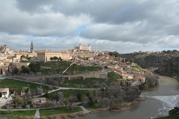 Fototapeta na wymiar Bulutlar Altında Toledo