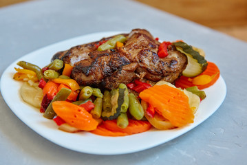 Свинина, запеченная с овощами 