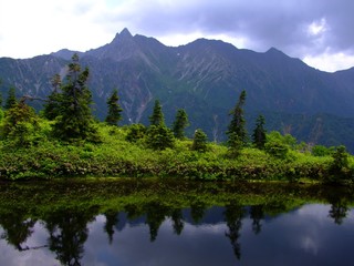 Fototapeta na wymiar 池に映る山の景色