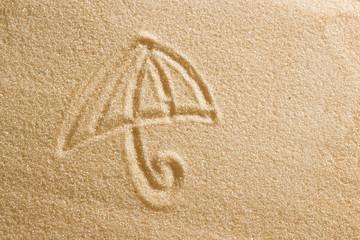 Fototapeta na wymiar The umbrella is painted on the sand and the inscription is summer holidays. Beach background. View from above. The concept of summer, summer kanikkuly, vacation, holydays.