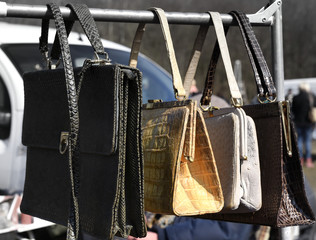 Auf einer Stange hängende Handtaschen auf einem Flohmarkt 