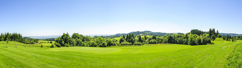 herrlich gelegener Golfplatz im Alpenvorland