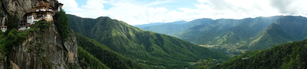 Panoramablick auf das Tigernest-Kloster, Paro Taktsang (oben links) und die umliegenden atemberaubenden Berge in Bhutan © Sharoh