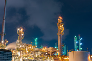 Obraz na płótnie Canvas Oil and gas refinery plant area at twilight