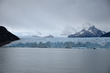 Lever du jour sur le glacier Perito Moreno en Patagonie, Argentine