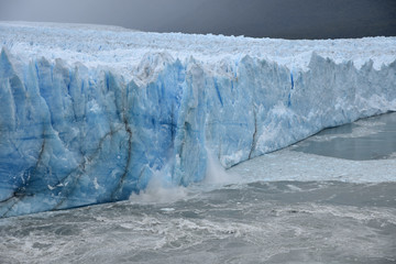 Effondrement des glaces au Perito Moreno en Patagonie, Argentine