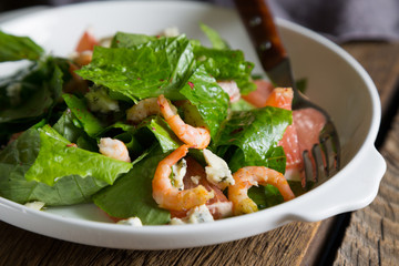 Fresh salad with shrimps and blue cheese