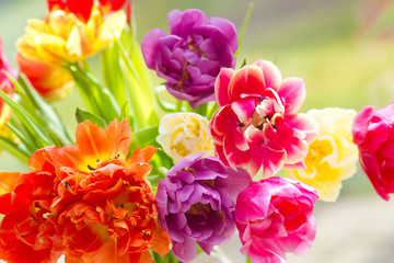 Blumenstrau&szlig; mit leuchtenden Tulpen
