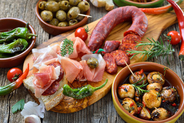 Iberische Spezialitäten: Spanische Chorizo, Serrano-Schinken und  weitere Tapas  – Typical...