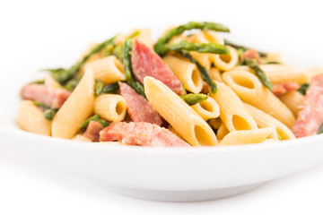 Piatto di pasta italiana con carne di maiale e asparagi 
