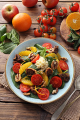 cibo vegetariano insalata con frutta e verdura su tavolo di cucina rustico