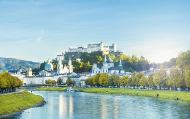 Obraz premium Widok na Salzburg latem z twierdzą Hohensalzburg - miasto Salzburg, Austria