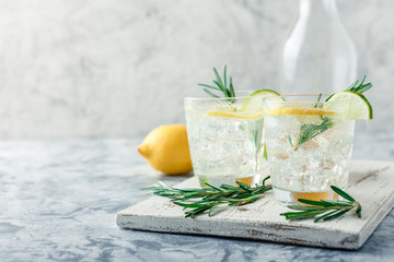 Cooling alcoholic or non-alcoholic cocktail with lemon