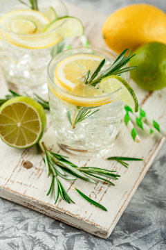 Cooling alcoholic or non-alcoholic cocktail with lemon