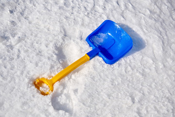 Детская лопата на снегу