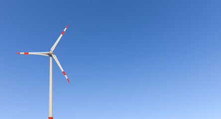 Windrad vor Blau