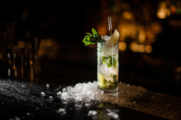 Délicieux cocktail Caipirinha debout sur le stand du bar