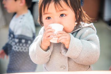 ・飲み物・紙コップ・赤ちゃん