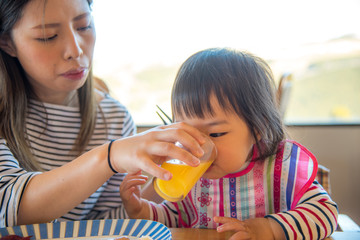 ・飲む・コップ・赤ちゃん