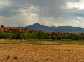 Fototapeta na wymiar Northern New Mexico with rain clouds and virga