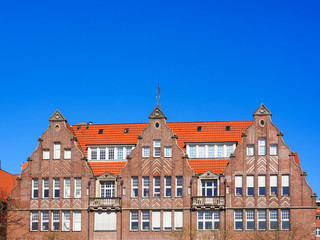 Fototapeta na wymiar Giebel alter Backsteinhäuser an der Weserpromenade Schlachte in Bremen, Deutschland