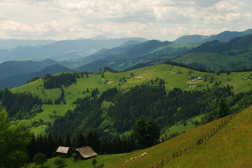 Горы и зеленый склон