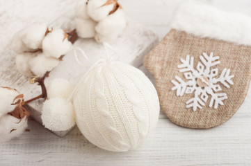 Fototapeta na wymiar Christmas knitted ball, decoration