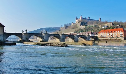 Fototapeta premium Würzburg mit Alter Mainbrücke und Festung