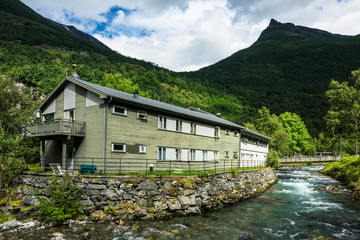 Fototapeta na wymiar Gebäude am Fluß in Geiranger in Norwegen