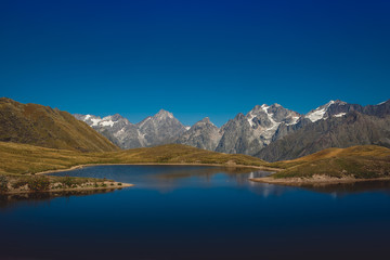 Obraz premium Koruldi jezioro blisko Mestia w Górnym Svaneti regionie, Gruzja
