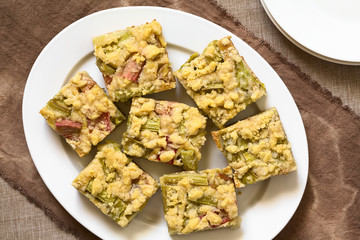 Frischer Rhabarberstreuselkuchen in Stücke geschnitten, fotografiert mit natürlichem Licht