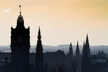 Naklejka premium Silhouettes of Towers in Edinburgh in the orange sky during sunset 