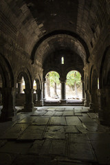 Fototapeta premium Sanahin, Armenia, 20 września 2017 r .: średniowieczne nagrobki w klasztorze Sanahin w Armenii