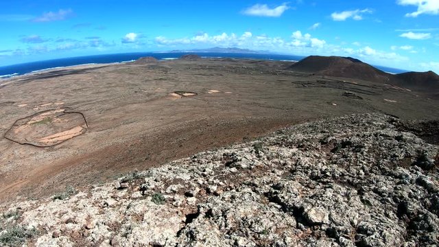 Vulkanlandschaft auf Fuerteventura, Kanaren, Vulkangestein, Lava, Weite, Urlaub, 4K