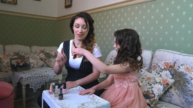mom and daughter paint nails
