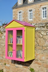 Une armoire bibliothèque à disposition des lecteurs  sur une aire de jeux en Bretagne