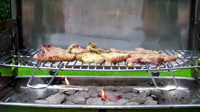 Barbecue - Fleisch grillen mit Holzkohlegrill