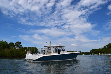 Naklejka premium Large motorboat in the bay, calm sunny day.