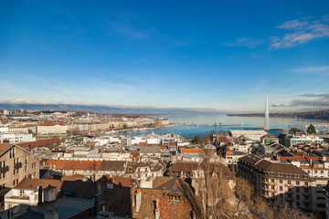 Obraz premium Genewa stare miasto dachy i jezioro. Genewa widok z lotu ptaka z dzwonnicy katedry św. Zimowy dzień w Genewie w Szwajcarii.